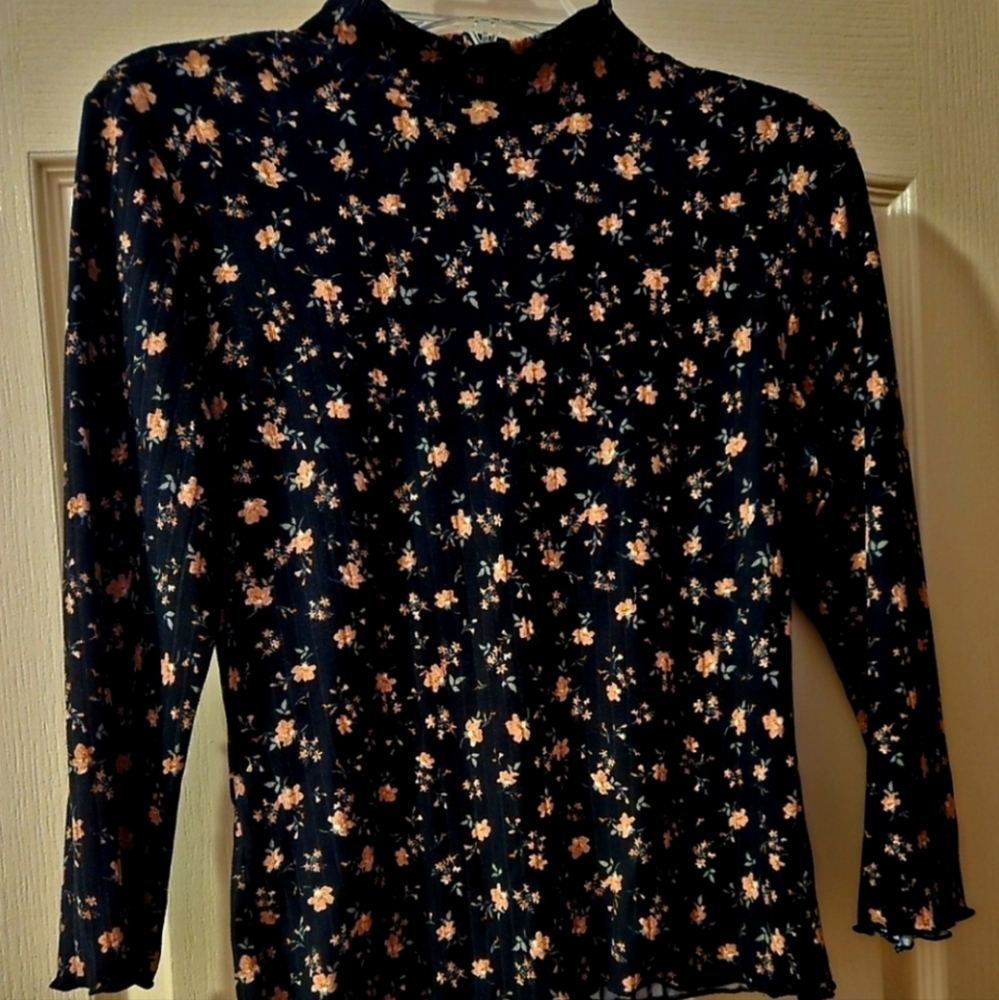 no comment NY•LA Beautiful Black Floral Turtleneck Classic Blouse
